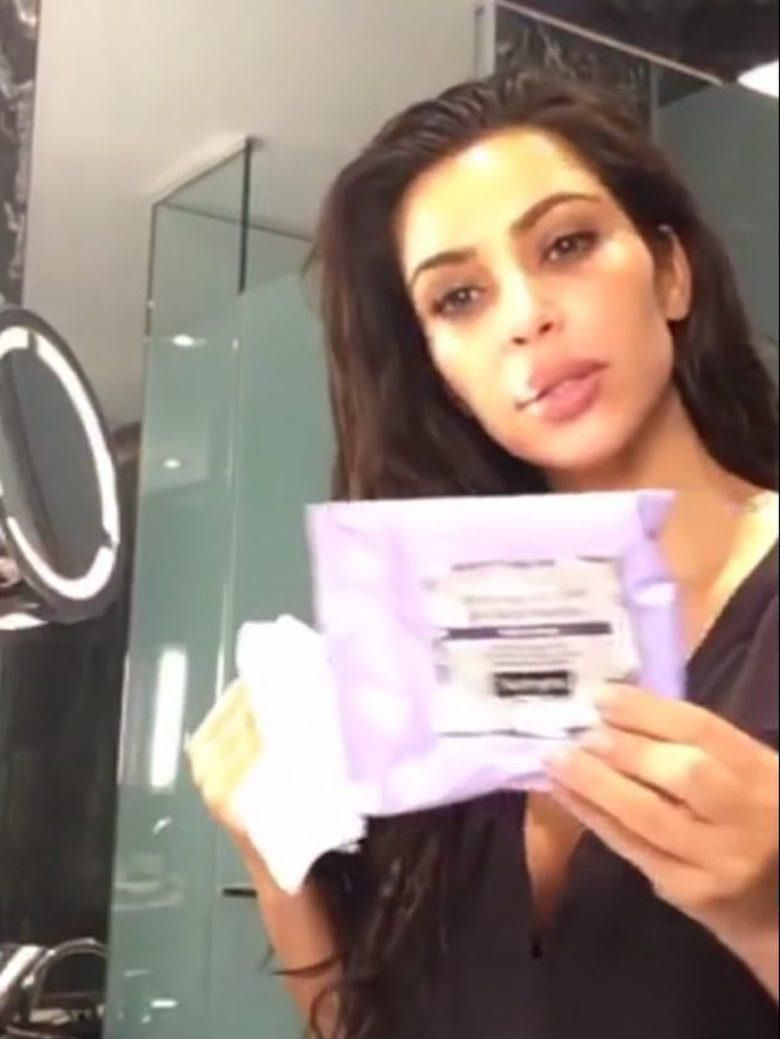 Kim Kardashian używa chusteczek do demakijażu za 18 złotych