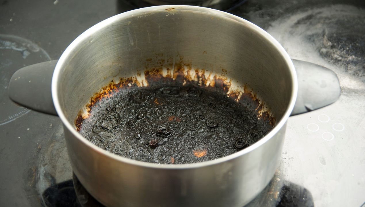 jak wyczyścić przypalony garnek domowym sposobem fot. getty images