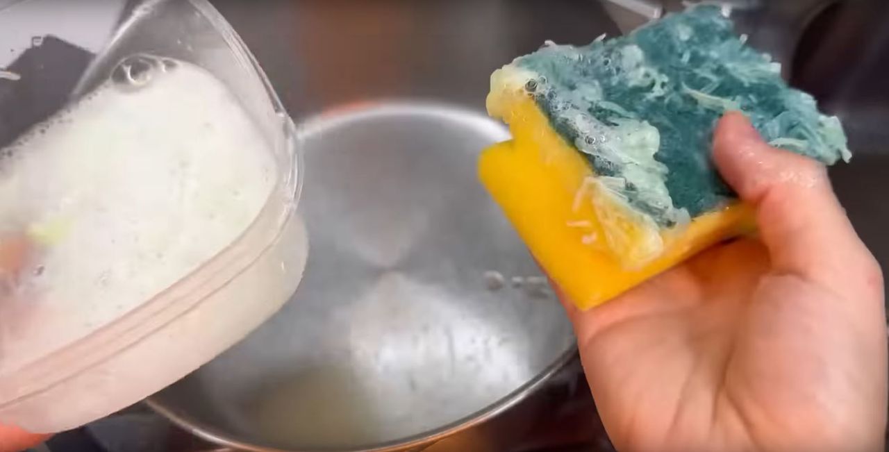 Wymieszaj cukier w mydłem, fot. simple & fast/youtube