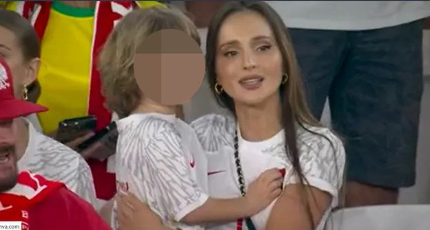 Marina i Liam śpiewają hymn