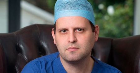 "Będzie bolało". Pracował 6 lat w szpitalu, wszystko opisał w książce. Adam Kay ośmiesza brytyjską służbę zdrowia