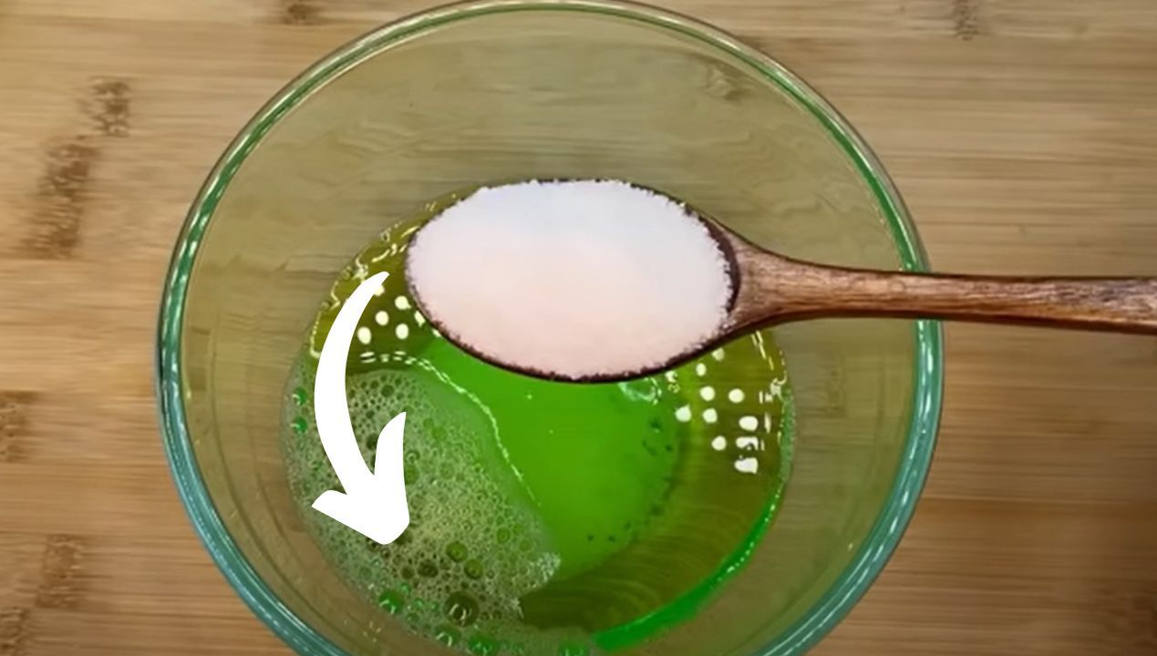 Wymieszaj sól z detergentem. Dzięki temu trikowi łatwo wysprzątasz kuchnię i łazienkę