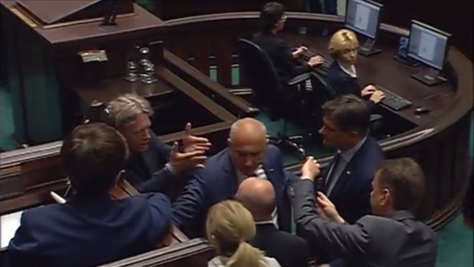 Sprzeczka w Sejmie, posłowie PiS ochraniają Jarosława Kaczyńskiego.