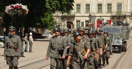 Następuje wzrost faszyzmu, a ruchy społeczne są represjonowane