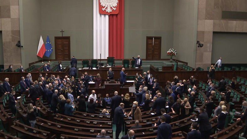 PiS za zmianami w ustawie o działach; KO, Lewica i Konfederacja – krytyczne