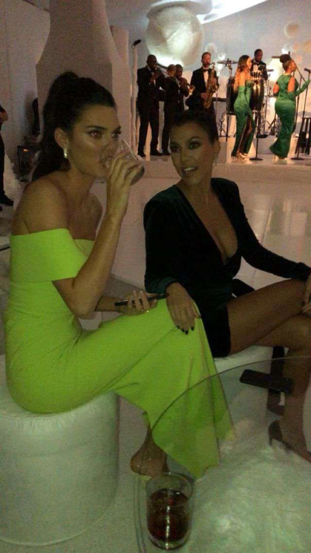 Kendall Jenner i Kourtney Kardashian – impreza świąteczna w Winter Wonderland