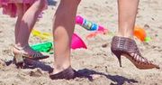 W szpilkach na plaży!