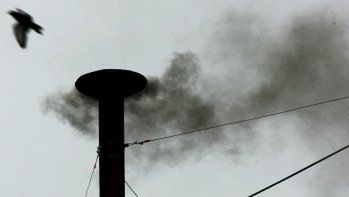 Czarny dym nad Kaplicą Sykstyńską