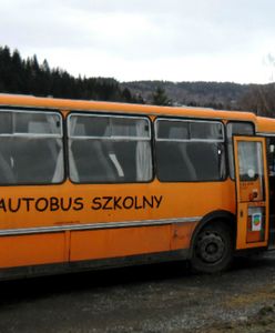 Kierowca z nogą w gipsie wiózł dzieci do szkoły