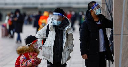 Chiny: kolejki do odnowienia paszportu. Pekin przyspiesza wydawanie dokumentów podróży