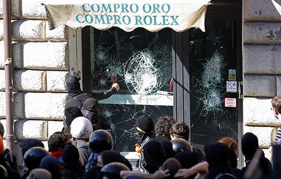 Starcia z policją na manifestacji "oburzonych" w Rzymie