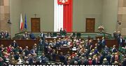 Ta noc w Sejmie przejdzie do historii. Internauci skomentowali ją memami
