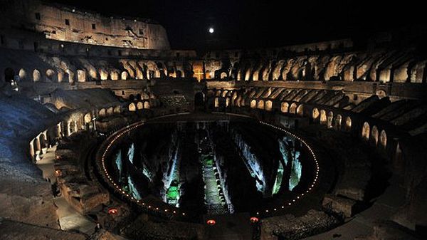 Papież Benedykt XVI przewodniczy Drodze Krzyżowej w rzymskim Koloseum