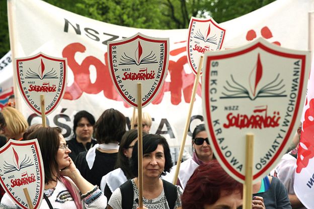 Protest przed kancelarią premiera. Oświatowa "Solidarność" domaga się podwyżki dla nauczycieli
