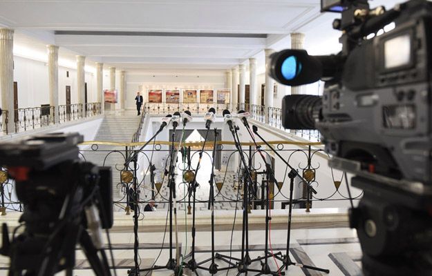 Marszałek zmienia zasady pracy dziennikarzy w Sejmie. Rozmowy z politykami tylko z wyznaczonej strefy