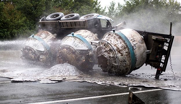 Ciekłe aluminium zapaliło nawierzchnię autostrady w Niemczech