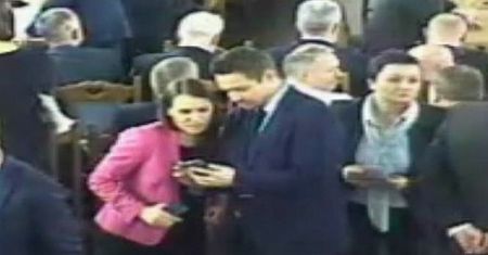 Sejm ujawnił nagranie z Sali Kolumnowej. Opozycji nie wpuszczono na posiedzenie? Na filmiku widać co innego
