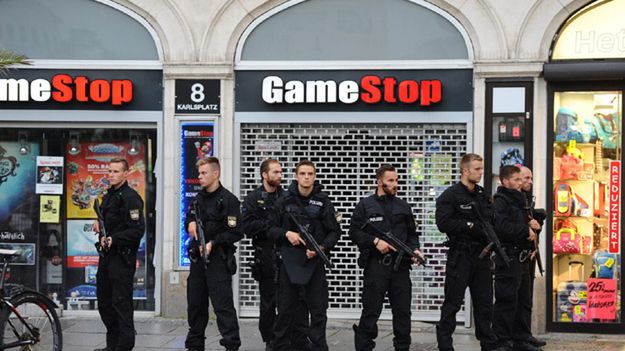 Policja zabezpiecza ulice Monachium po strzelaninie