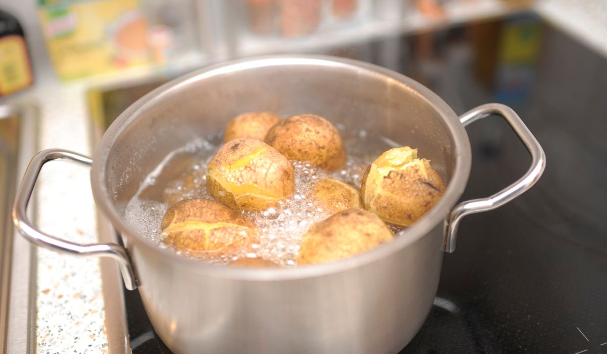 Natnij ziemniaki i ugotuj je bez obierania - Pyszności; foto: Canva