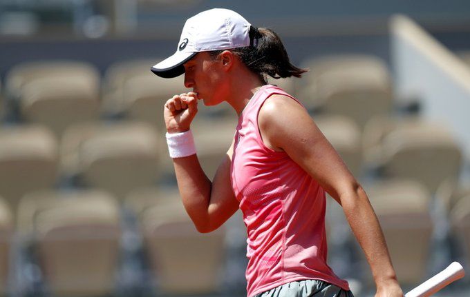 Iga Świątek utrzymała się w czołówce. Spory awans Kamila Majchrzaka.