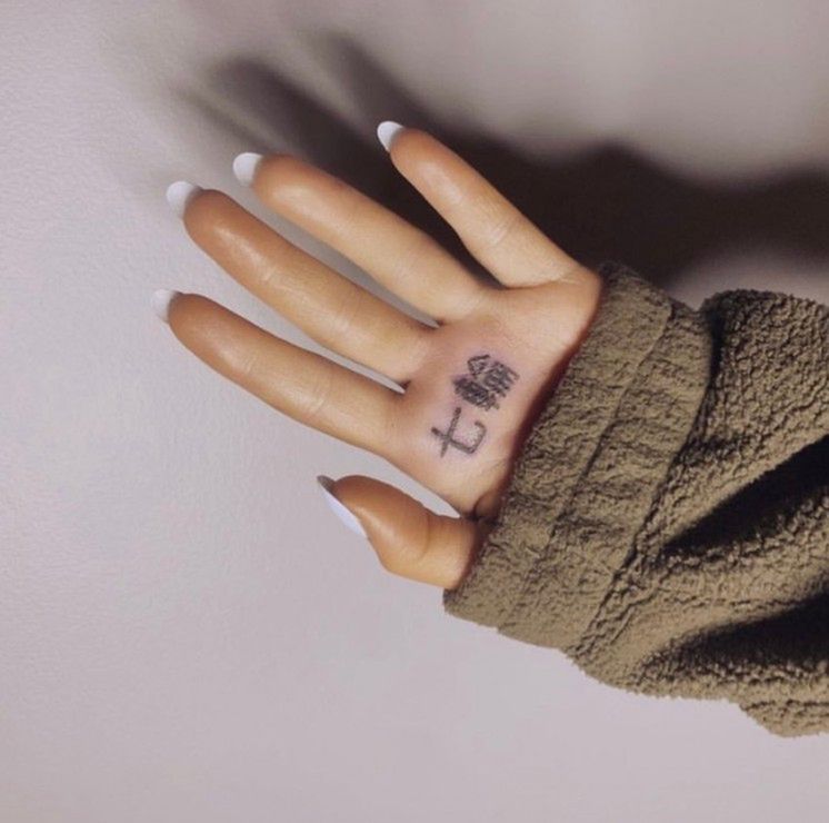 Ariana Grande ma tatuaż z błędem