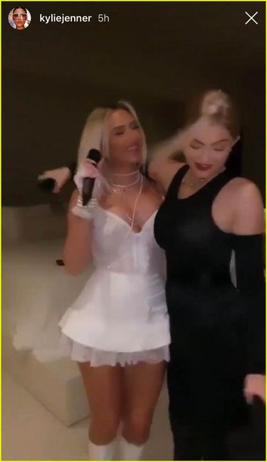 Kylie Jenner i Anastasia Karanikolaou przebrały się za Britney Spears i Madonnę