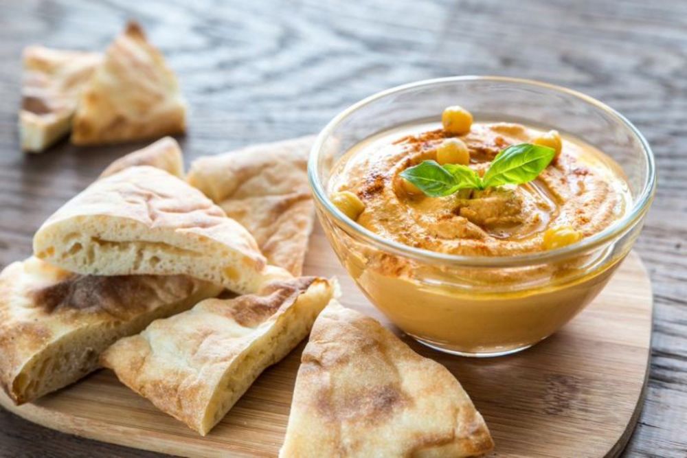 Hummus to pyszny dip z ciecierzycy, który najlepiej smakuje z chlebkiem