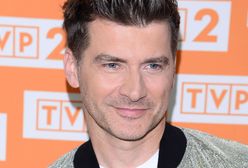 Koronawirus. Tomasz Kammel pokazuje sposób na bezpieczne podróżowanie windą