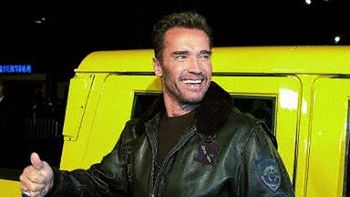 Arnold Schwarzenegger ze swoim hummerem