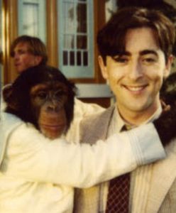 Aktor Alan Cumming chce uwolnić szympansa, z którym grał w filmie. "Serce mi pękło, kiedy dowiedziałem się, że Tonka od 10 lat żyje w tej brudnej klatce"