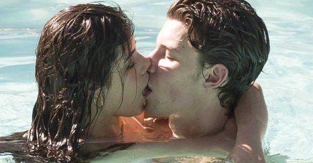 Shawn Mendes i Camila Cabello zafundowali fanom gorące amory na basenie! Sceny jak z filmu dla dorosłych! Czy to kolejna ustawka młodych piosenkarzy?!