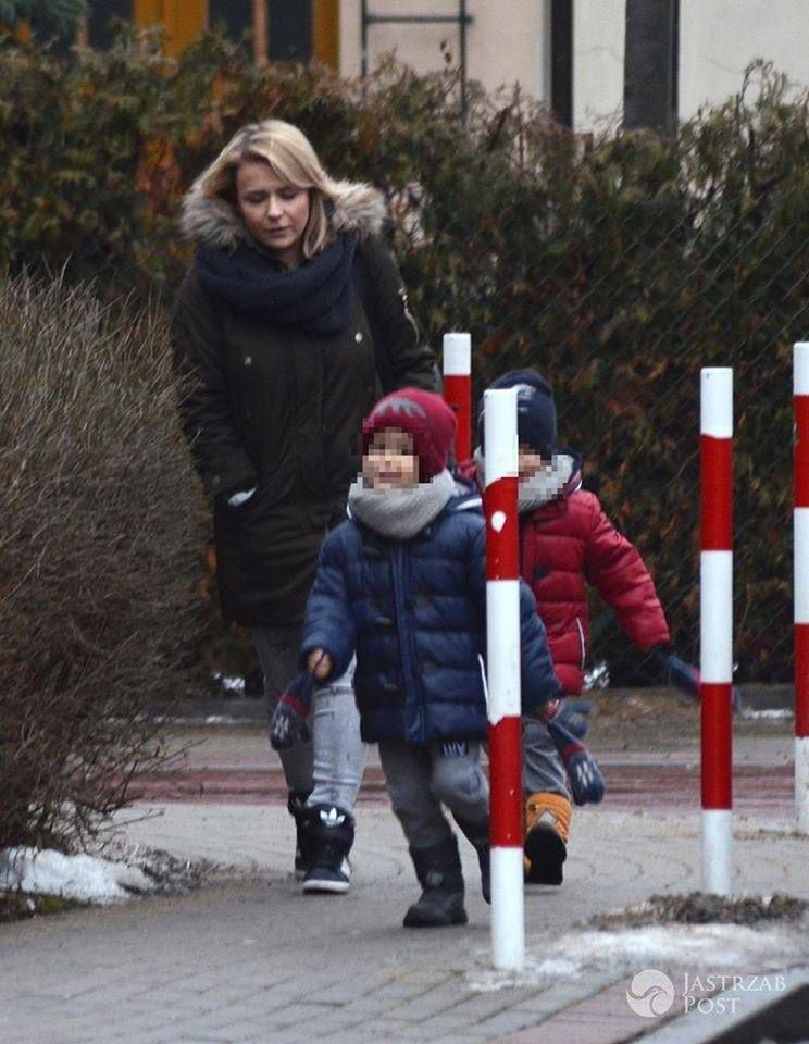 Aneta Zając z dziećmi na spacerze