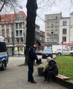 Katowice. Bezdomny miał na stopach worki foliowe zamiast butów. Zareagował policjant