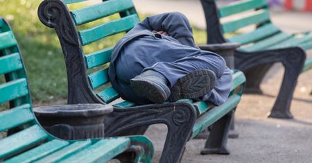Dla popularności nastolatkowie znęcali się nad bezdomną kobietą