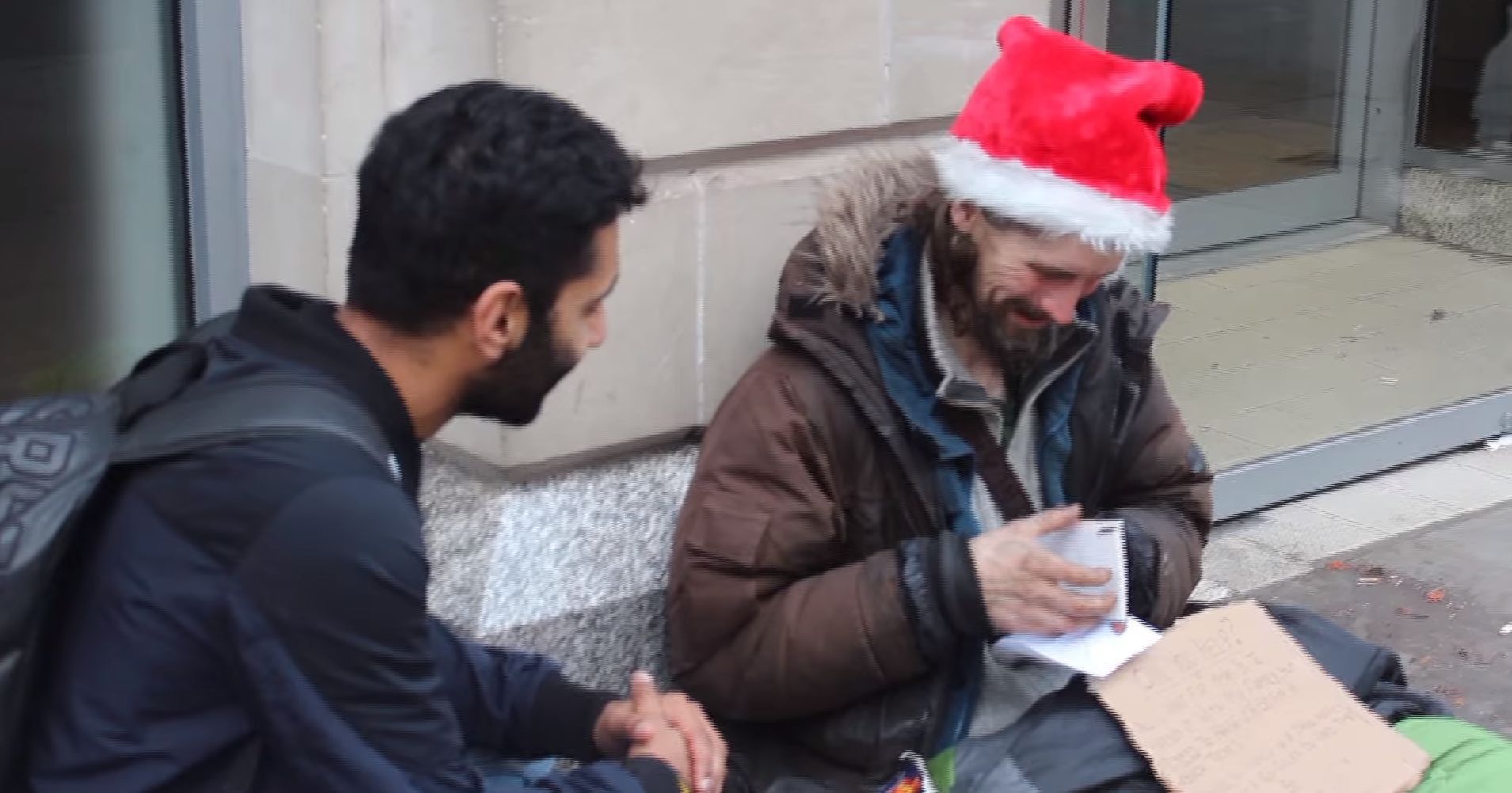 Muzułmanin rozdawał bezdomnym świąteczne prezenty