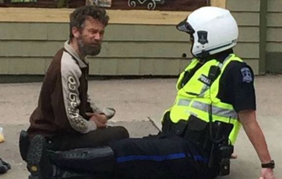 Ten policjant stał się memem. Co oni z niego zrobili?!