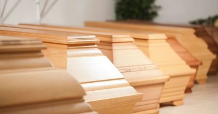 Zasiłek pogrzebowy, odprawa pośmiertna. Komu przysługuje prawo do pomocy finansowej po śmierci bliskiego?
