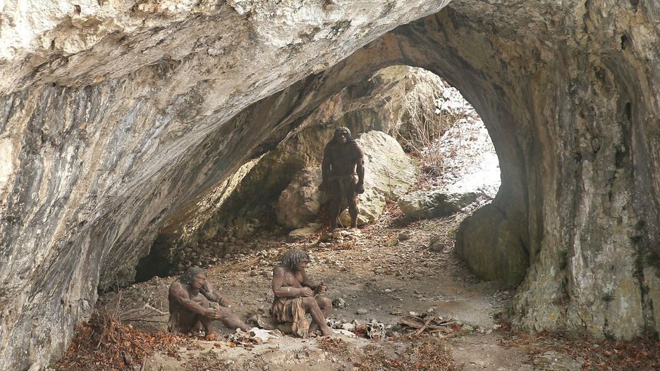 Rekonstrukcja obozowiska neandertalczyków w Jaskini Ciemnej na terenie Ojcowskiego Parku Narodowego
