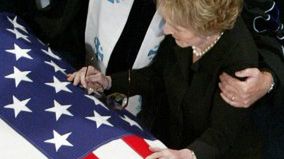 Nancy Reagan, wdowa po byłym amerykańskim prezydencie Ronaldzie Reaganie przy trumnie Reagana podczas prywatnej mszy