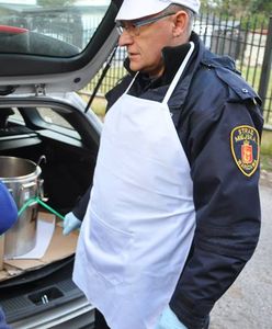 Warszawa. Strażnicy rozlali bezdomnym ponad 3 tys. litrów zupy