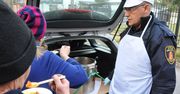 Warszawa. Strażnicy rozlali bezdomnym ponad 3 tys. litrów zupy