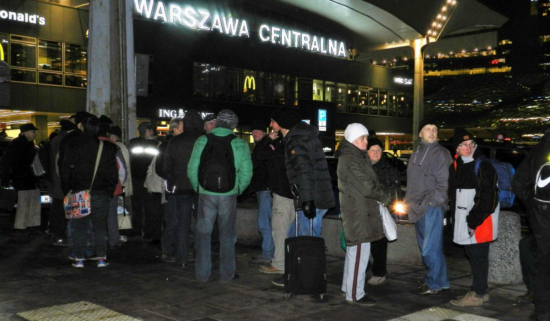 Ludzie spędzili noc w pociągach. Wielkie opóźnienia PKP