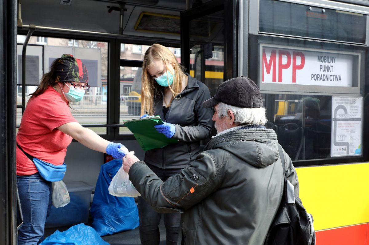 Koronawirus w Warszawie. Posiłki dla bezdomnych rozwozi autobus