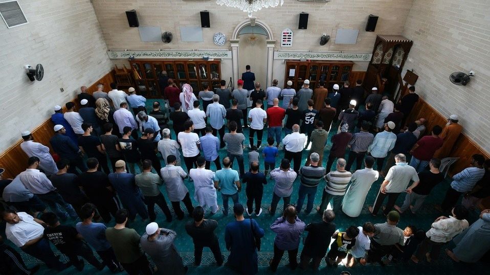 Muzułmanie modlący się za ofiary zamachów w Christchurch