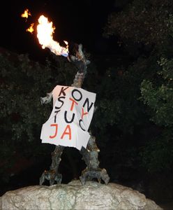 KOD ubrał pomniki w całej Polsce. "Konstytucja, Jędrek"