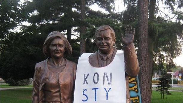 Baner zawisł na pomniku Lecha Kaczyńskiego w Białej Podlaskiej