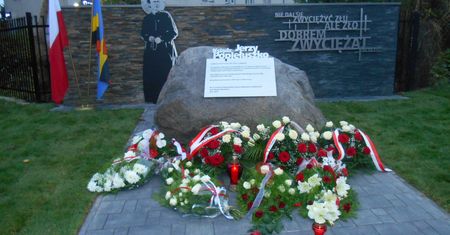 Pan Marcin miał na działce 4-tonowy głaz. Pewnego dnia kamień zniknął, ale odnalazł się jako pomnik