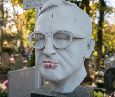 Toruń: wandale zniszczyli rzeźbę na nagrobku prof. Lecha Morawskiego