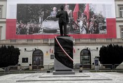 Pomnik Lecha Kaczyńskiego pod ochroną policji. "Chyba coś nie tak?"