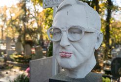 Toruń: wandale zniszczyli rzeźbę na nagrobku prof. Lecha Morawskiego